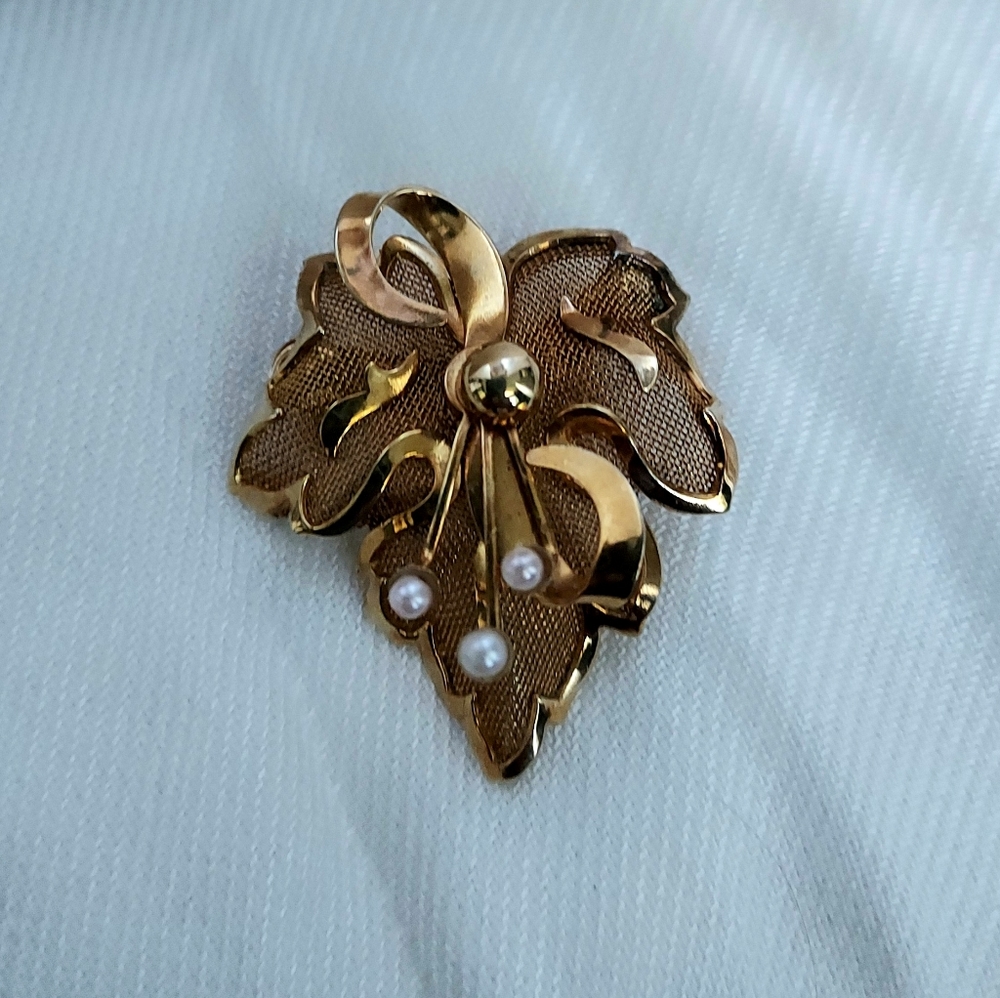 Vintage 1940's Mesh Leaf Brooch with faux Pearls